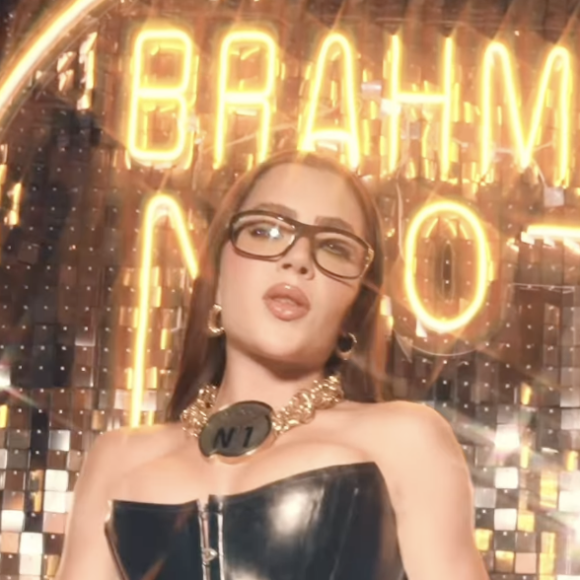 No Carnaval do Rio 2024, Jade Picon usou corset de couro com decote ousado