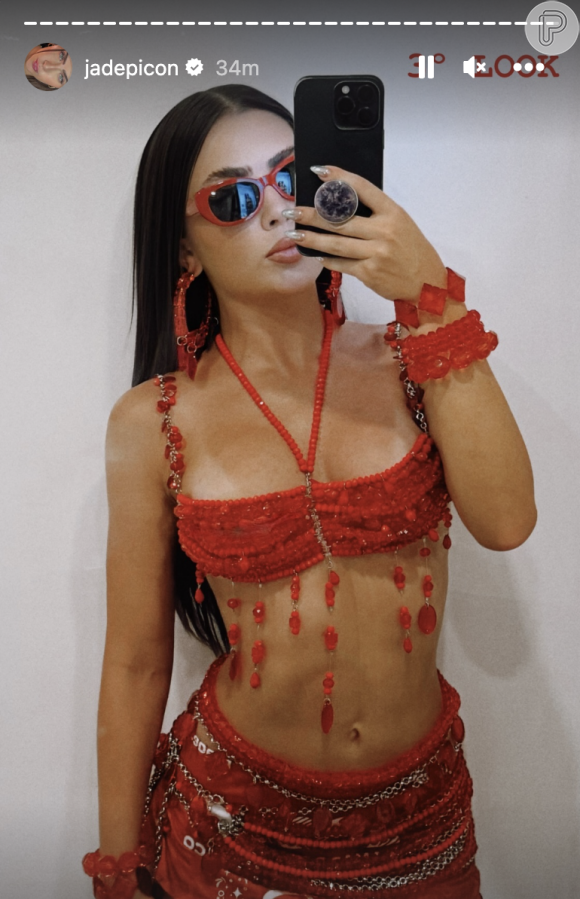 Jade Picon escolheu minissaia vermelha para finalizar sua série de looks no Carnaval 2024