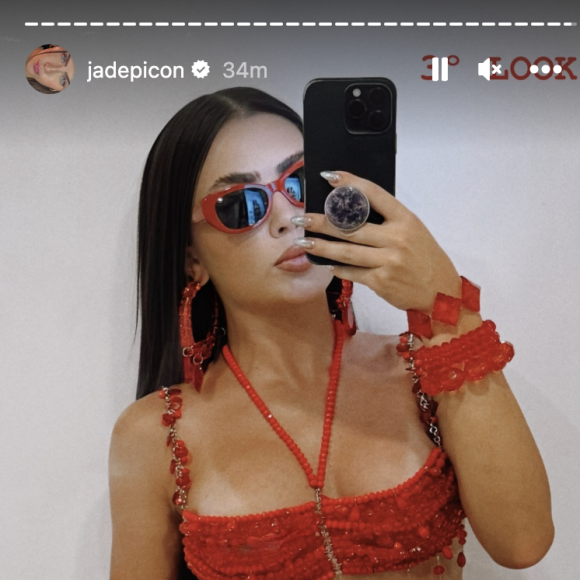 Jade Picon escolheu minissaia vermelha para finalizar sua série de looks no Carnaval 2024