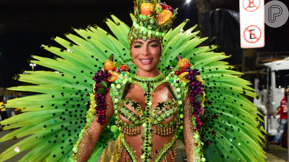 Aline Mineiro faz sexo, mas esquece de tampar umbigo pré-desfile da Mocidade no Carnaval: 'Oração forte'