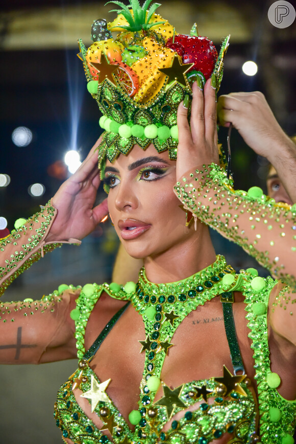 Aline Mineiro faz sexo, mas esquece de tampar umbigo pré-desfile da Mocidade no Carnaval: 'Oração forte'