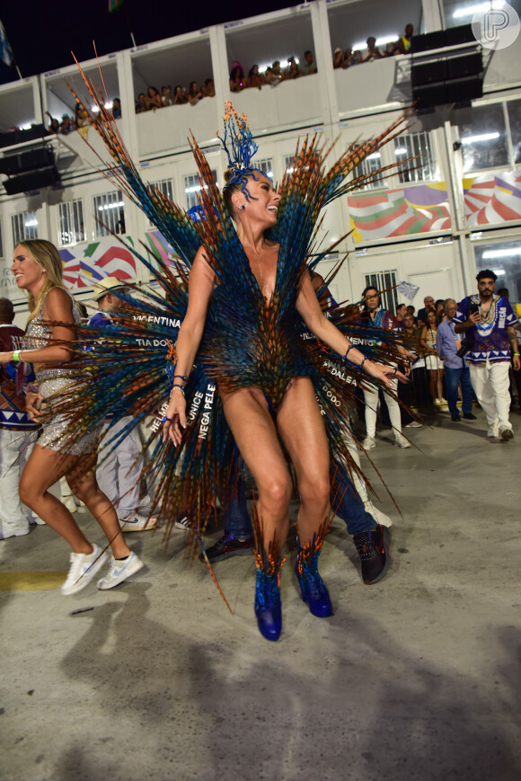 Adriane Galisteu desfilou pela Portela no Carnaval do Rio de Janeiro: look da apresentadora tinha nome de mulheres importantes da escola