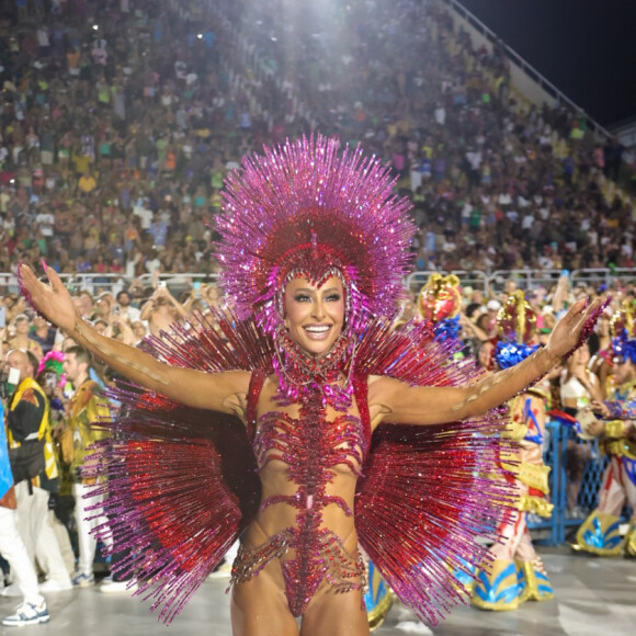 Fantasia de Sabrina Sato como rainha da Vila era repleta de cristais: look foi criado por Pedro Sales e Henrique Filho