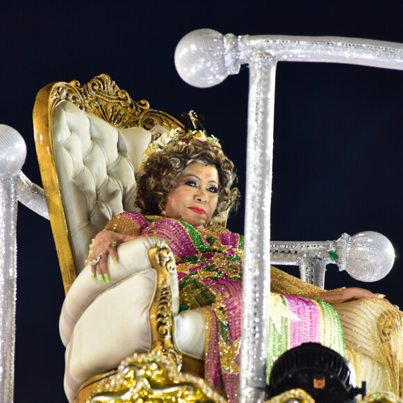 Vestindo as cores da Mangueira, Alcione desfilou no último carro alegórico da escola de samba em um trono gigante