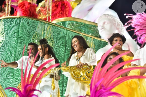 Regina Casé, Taís Araújo e o marido Lázaro Ramos no mesmo carro alegórico durante o desfile da Mangueira