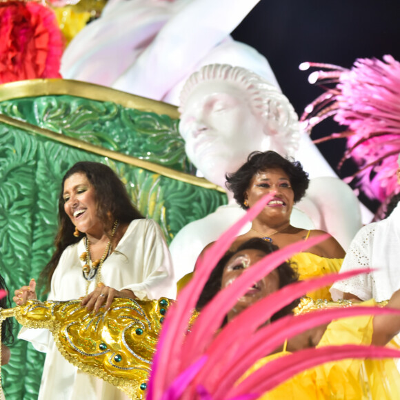 Regina Casé, Taís Araújo e o marido Lázaro Ramos no mesmo carro alegórico durante o desfile da Mangueira