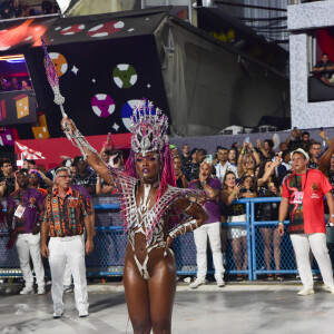Erika Januza frente à bateria da Viradouro: famosa usou look leve e muito vazado para encerrar o Carnaval do Rio em 2024