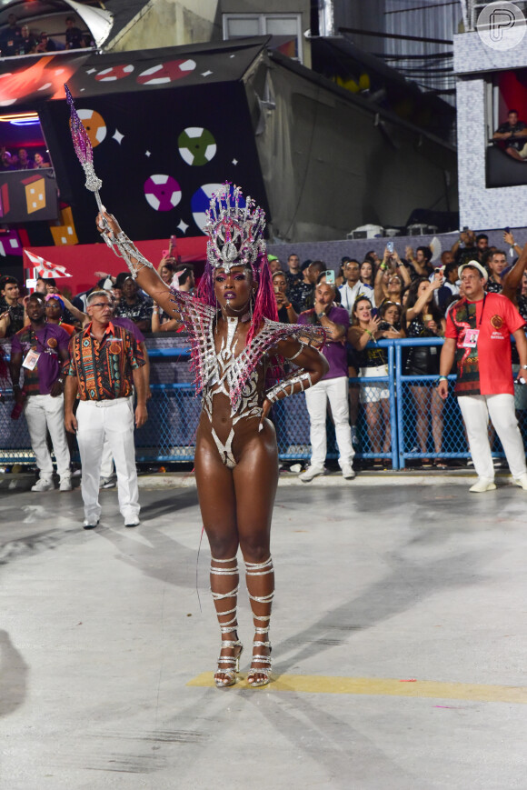 Erika Januza frente à bateria da Viradouro: famosa usou look leve e muito vazado para encerrar o Carnaval do Rio em 2024