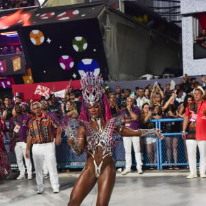 Erika Januza prezou por uma fantasia mais leve e mostrou muito samba de qualidade na Sapucaí