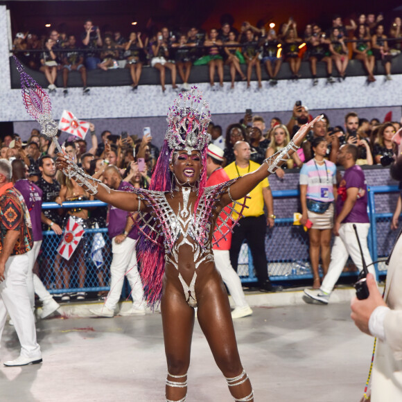 Com muitos sorrisos e um corpo definido, Erika Januza foi a última rainha de bateria a passar pela avenida no Rio