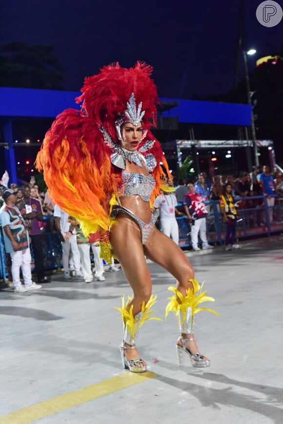 Musa do Viradouro, Lore Improta usou um look prateado com detalhes em cores quentes para o desfile
