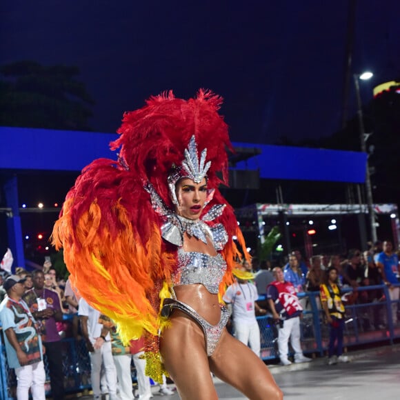 Musa do Viradouro, Lore Improta usou um look prateado com detalhes em cores quentes para o desfile