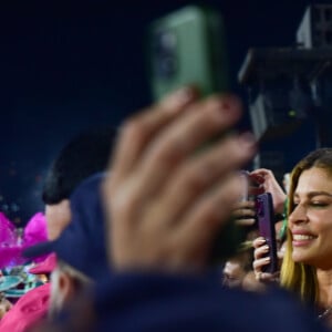 Grazi Massafera acompanhou atenta à participação de Humberto Carrão no desfile da Mangueira