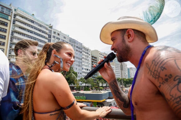 Carnaval 2024 de Paolla Oliveira: atriz curtiu com namorado, Diogo Nogueira, o desfile do Bloco do Clube do Samba