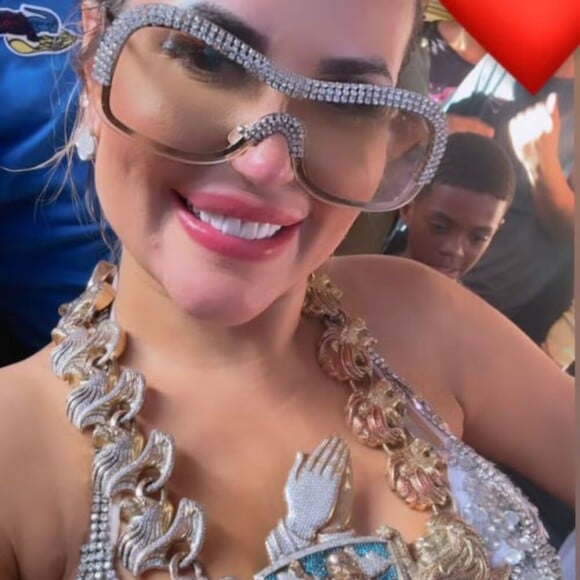 Deolane Bezerra postou foto usando colar de chefão do tráfico do Rio