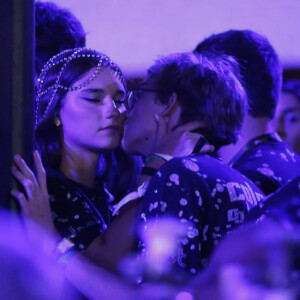 Filho de Luciano Huck e Angélica, Joaquim Huck beijou a namorada, Manoela Esteves, no Desfile das Campeãs do Carnaval 2024 na Sapucaí