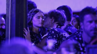 Filhos de Luciano Huck e Angélica, Joaquim e Benício trocam beijos com namoradas em camarote do Desfile das Campeãs do Carnaval 2024