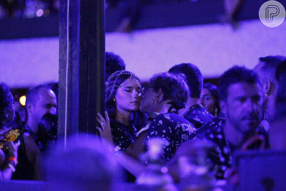 Filho de Luciano Huck e Angélica, Joaquim Huck beijou a namorada, Manoela Esteves, no Desfile das Campeãs do Carnaval 2024 na Sapucaí