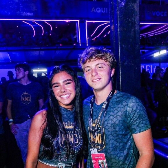 Filho de Luciano Huck e Angélica, Benício esteve com amiga em camarote do carnaval 2024