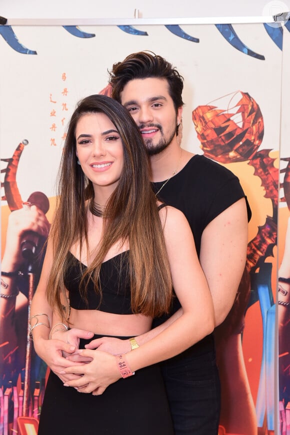 Luan Santana e Jade Magalhães deram indícios de que estão juntos ao postarem fotos no mesmo hotel no México