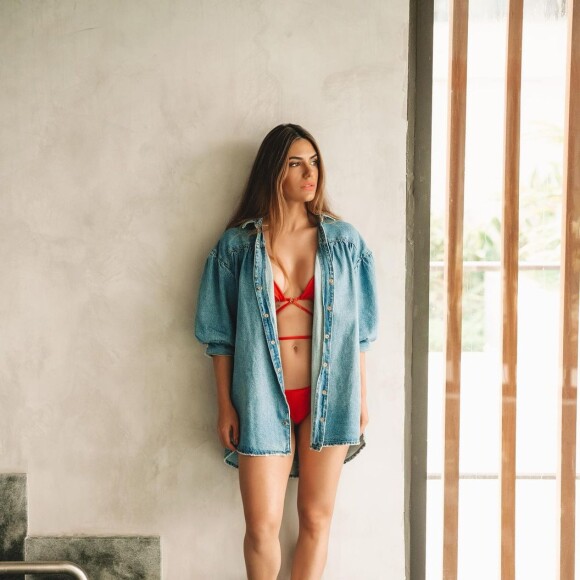 Apesar de raras as fotos de biquíni de Jade Magalhães, influenciadora sempre dá o que falar ao surgir com pouca roupa