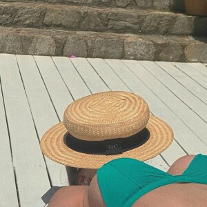 Até mesmo sem mostrar o rosto em um dia de banho de sol, Jade Magalhães consegue esbanjar sensualidade com suas curvas