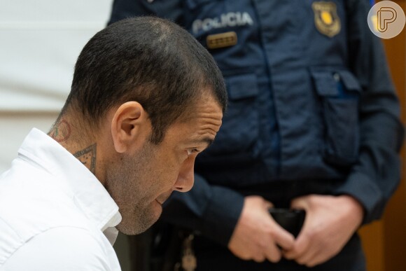 Daniel Alves foi condenado a 4 anos e meio de prisão por estupro contra jovem em boate da Espanha no fim de 2022