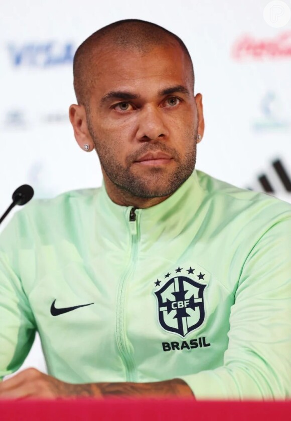 Daniel Alves apresentou cinco versões diferentes em acusação de estupro e jamais admitiu o crime, sendo preso em janeiro de 2023