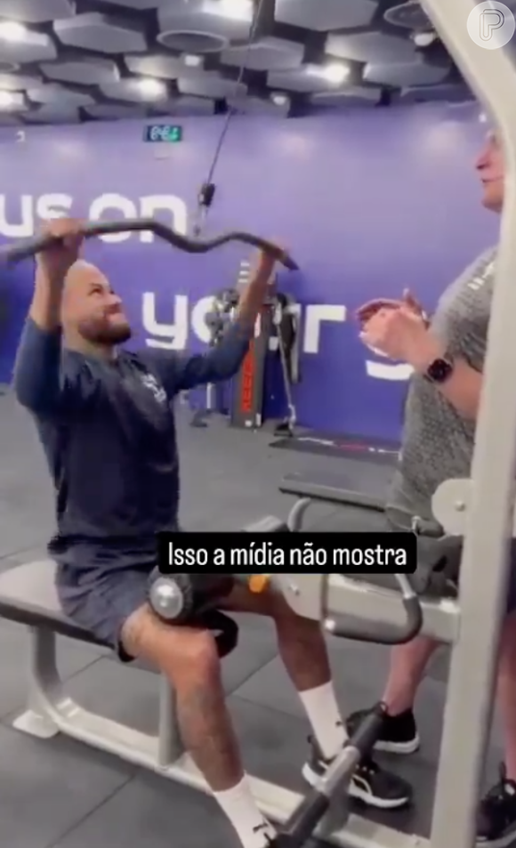 Neymar apareceu em um vídeo 'dando tudo de si' durante uma série de musculação 