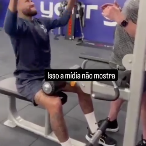 Neymar apareceu em um vídeo 'dando tudo de si' durante uma série de musculação 