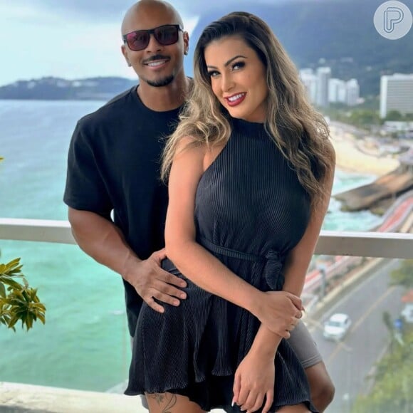 Andressa Urach completa 1 mês de namoro com o ator pornô Lucas Ferraz nesta quinta-feira (22) e não faltaram declarações de amor intensas nas redes sociais