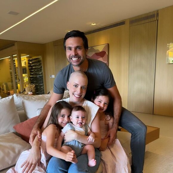 Fabiana Justus comemorou sua volta para casa rodeada dos filhos e do marido