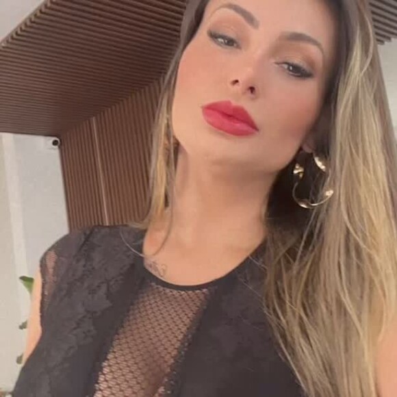 Andressa Urach ainda foi alvo de críticas pelo suposto excesso de plásticas em seu corpo