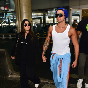 Depois de dias viajando juntos para o México, Luan Santana e Jade Magalhães apareceram de mãos dadas no aeroporto
