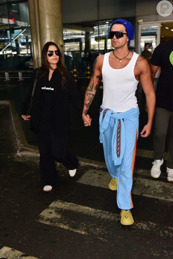 Depois de dias viajando juntos para o México, Luan Santana e Jade Magalhães apareceram de mãos dadas no aeroporto