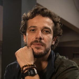 Luca Baggio (Jayme Matarazzo) é fotógrafo na produtora, namorava Electra (Juliana Paiva) e, apesar de não se lembrar da noite em que supostamente ela tentou esfaqueá-lo, acredita na culpa da amada na novela Família é Tudo