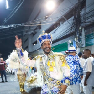 Do 'Dança dos Famosos 2024', Samuel de Assis usou uma fantasia típica de rei em desfile pelas ruas de Nilópolis em 2 de março de 2024