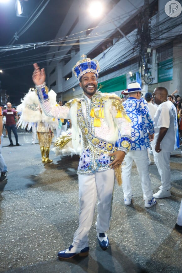 Do 'Dança dos Famosos 2024', Samuel de Assis usou uma fantasia típica de rei em desfile pelas ruas de Nilópolis em 2 de março de 2024