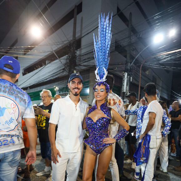 Giovanna Lancellotti posou com o namorado, Gabriel David, futuro presidente da Liesa, que organiza o desfile de carnaval do Grupo Especial