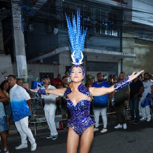 Giovanna Lancellotti arrasou com maiô sem alça em fantasia de pós-carnaval