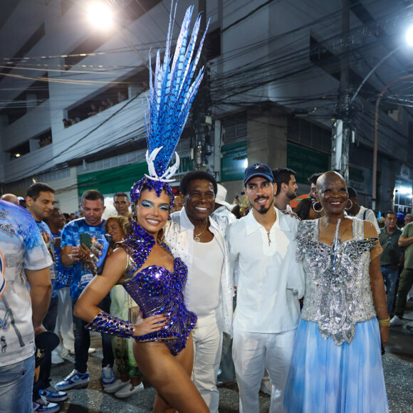 Giovanna Lancellotti se encontrou com Neguinho da Beija-Flor e Pinah em desfile pós-carnaval