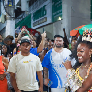 Lorena Raíssa arrasou no samba à frente da bateria da Beija-Flor