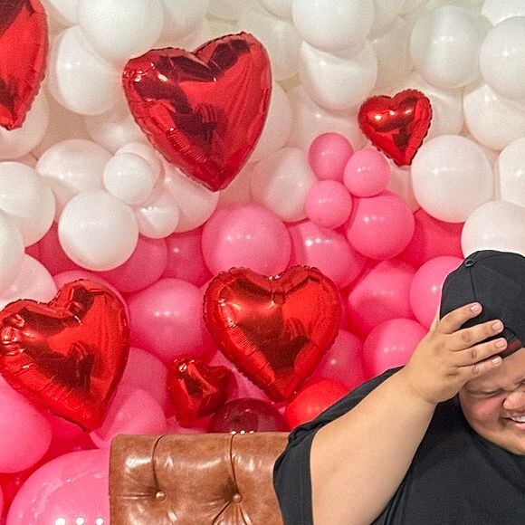 Gordão da XJ não sabia que Andressa Urach participaria da brincadeira e precisou adivinhar através de perguntas quem era a convidada misteriosa