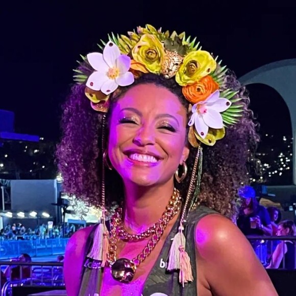 Sheron Menezzes está tirando férias merecidas após sambar muito pela Portela no Carnaval do Rio de Janeiro