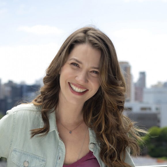 Nathalia Dill não vê 'dedo pobre' de Vênus, sua personagem na novela 'Família é Tudo!': 'Ela está (nas relações) de verdade, existindo, trocando de verdade'