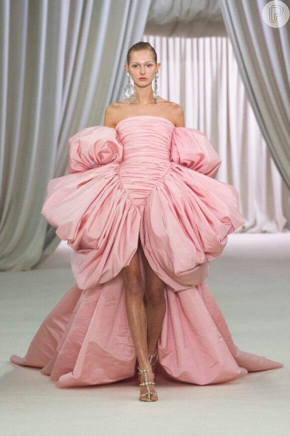 O vestido escolhido por Ariana Grande para o Oscar 2024 é do estilista Giambattista Valli