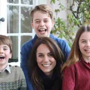 Kate Middleton surgiu em foto alterada e polêmica com os filhos no Dia das Mães, celebrado em março em alguns países do Hemisfério Norte