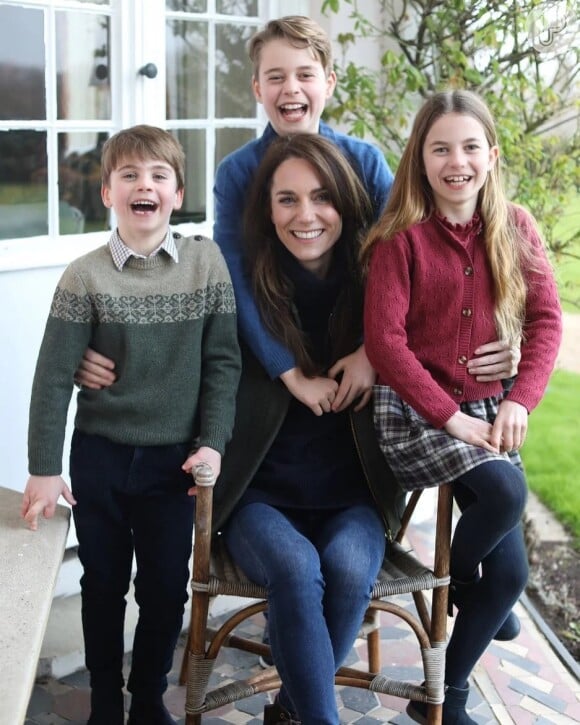 Kate Middleton surgiu em foto alterada e polêmica com os filhos no Dia das Mães, celebrado em março em alguns países do Hemisfério Norte