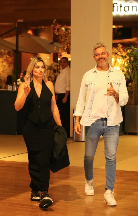 Flávia Alessandra e Otaviano Costa foram flagrados deixando restaurante em shopping do Rio de Janeiro