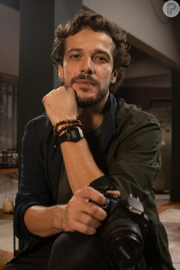Luca Baggio (Jayme Matarazzo) é fotógrafo na produtora, namorava Electra (Juliana Paiva) e, apesar de não se lembrar da noite em que supostamente ela tentou esfaqueá-lo, acredita na culpa da amada na novela Família é Tudo